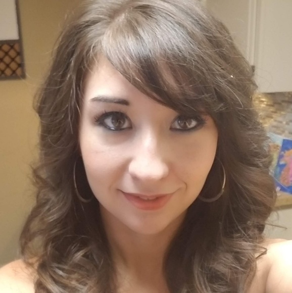 Meet your Posher, Carley - Picture 2 of 3